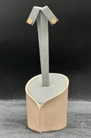 حلق وردة ذهب مع صدف ملون عيار 18 وزن 1.2 جرام