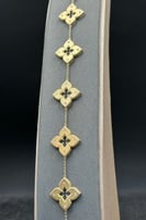 اسوارة خمسة وردات ذهب تصميم الماس عيار 18 وزن 8.5...