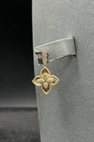 طقم زهرة ذهب تصميم الماس عيار 18 وزن 19.1 جرام