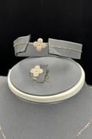 طقم وردة ذهب تصميم الماس عيار 18 وزن 3.8 جرام