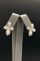 حلق وردة ذهب ابيض تصميم الماس