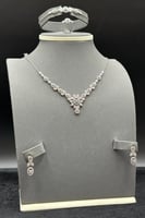 طقم ذهب ابيض تصميم الماس عيار 18 وزن 12.2 جرام