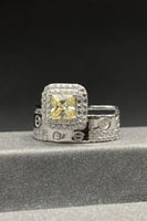 دبلة ذهب ابيض مع فص فانسي تصميم الماس عيار 18 وزن...