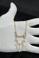 عقد مستطيل دورين ذهب مع لؤلؤ عيار 18 وزن من 4.8 ال...