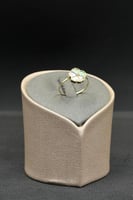 خاتم ورد ذهب مع صدف اسود عيار 18 وزن من 1 الى 1.1...