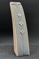 اسوارة ثلاث وردات ذهب ابيض تصميم الماس عيار 18 وزن...