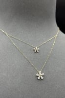 عقد دورين زهرة ذهب تصميم الماس عيار 18 وزن 0.9 جرا...