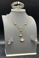 طقم مثلث ذهب تصميم الماس عيار 18 وزن 22.5 جرام