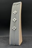 اسوارة ثلاث وردات ذهب ابيض تصميم الماس عيار 18 وزن...