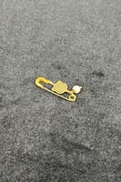 بروش اطفال ذهب مع صدف ابيض عيار 21 وزن 0.7 جرام