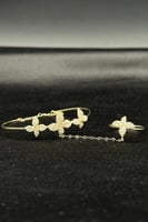 كف اطفال ثلاثة وردت ذهب تصميم الماس عيار 18 وزن 2....