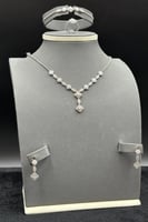 طقم ذهب ابيض تصميم الماس عيار 18 وزن 10.5 جرام