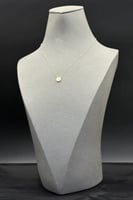 عقد مع اسوارة ذهب مع صدف ابيض عيار 18 وزن 0.9 جرام