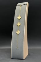 اسوارة ثلاث وردات ذهب صافي عيار 21 وزن من 2.6 الى...