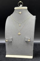 طقم دورين مثلث ذهب تصميم الماس عيار 18 وزن 2.3 جرا...