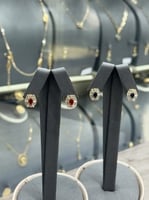 حلق ذهب تصميم الماس بفص ملون