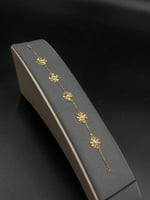 اسوارة ذهب عيار 21 تصميم رموش ملونة بجاذبية دائمة