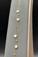 اسوارة شوطين دائري ذهب مع صدف ابيض عيار 18 وزن 1.5...