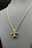 عقد مجدول مع طاير ذهب صافي عيار 18 وزن من 2.5 الى...