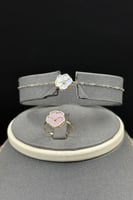 طقم وردة مع فراشة ذهب مع صدف وردي عيار 18 وزن من 6...