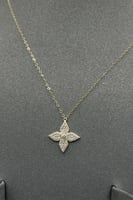 طقم اطفال زهرة ذهب تصميم الماس عيار 18 وزن 1.8 جرا...