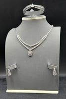 طقم ذهب أبيض عيار 18 تاج الإشراقة وزن 19.5 جرام