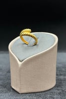 اسوارة مع خاتم امواج ذهب صافي عيار 21 وزن 10.9 جرا...