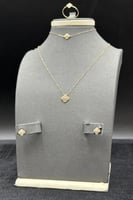 طقم وردة ذهب تصميم الماس عيار 18 وزن 1.9 جرام