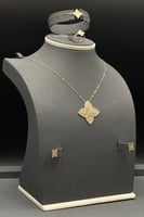 طقم وردة ذهب تصميم الماس عيار 18 وزن 7.7 جرام