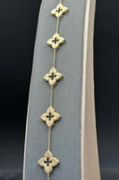 اسوارة خمسة وردات ذهب تصميم الماس عيار 18 وزن من 5...