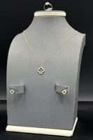 طقم اطفال وردة مفرغ ذهب تصميم الماس عيار 18 وزن 1....