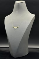 عقد جناح الصقر ذهب تصميم الماس عيار 18 وزن من 0.9...