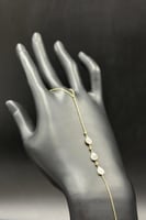 كف دمعة ذهب مع صدف ابيض عيار 18 وزن 1.6 جرام