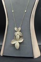 شال وردتين ذهب تصميم الماس عيار 18 وزن 15.9 جرام