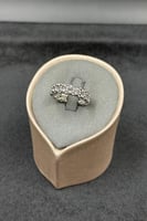 اسوارة مع خاتم ذهب ابيض عيار 18 تصميم كور الماس وز...