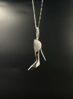 عقد الماس فخم بتصميم حذاء الاميرات الفريد