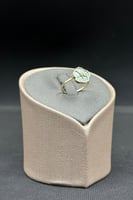 خاتم ورد ذهب مع صدف اخضر عيار 18 وزن 1.1 جرام