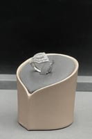 خاتم شكل سهم ذهب ابيض تصميم الماس عيار 18 وزن 2.3...