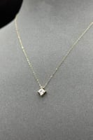 عقد مع فص مربع ذهب تصميم الماس عيار 18 وزن من 0.5...