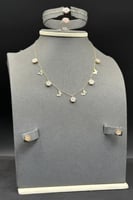 طقم وردة مع فراشة ذهب مع صدف وردي عيار 18 وزن من 6...