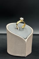 دبلة خلية توينز ذهب مع فص سوليتير عيار 18 وزن 4 جر...