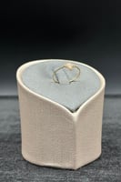 خاتم زهرة ذهب صافي عيار 18 وزن من 0.4 الى 0.5 جرام