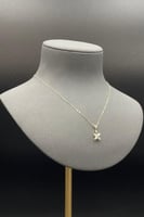 عقد وردة مع باقيت ذهب تصميم الماس عيار 18 وزن 1.4...