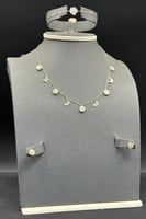 طقم وردة مع فراشة ذهب مع صدف ابيض عيار 18 وزن من 6...