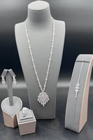 طقم ذهب ابيض شال موديل الماس عيار 18 وزن 30.15 جرا...