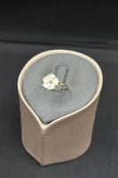 خاتم ورد ذهب مع صدف ابيض عيار 18 وزن من 1 الى 1.1...