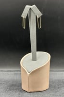 حلق مستطيل ذهب صافي عيار 18 وزن من 0.8 الى 0.9 جرا...