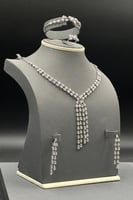 طقم ذهب ابيض تصميم دمعات الماسية لأناقة دائمة