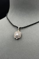 تعليقة مربع ذهب ابيض مع باقيت تصميم الماس عيار 18...