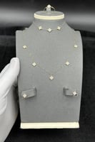 طقم وردات ذهب تصميم الماس عيار 18 وزن 3.7 جرام